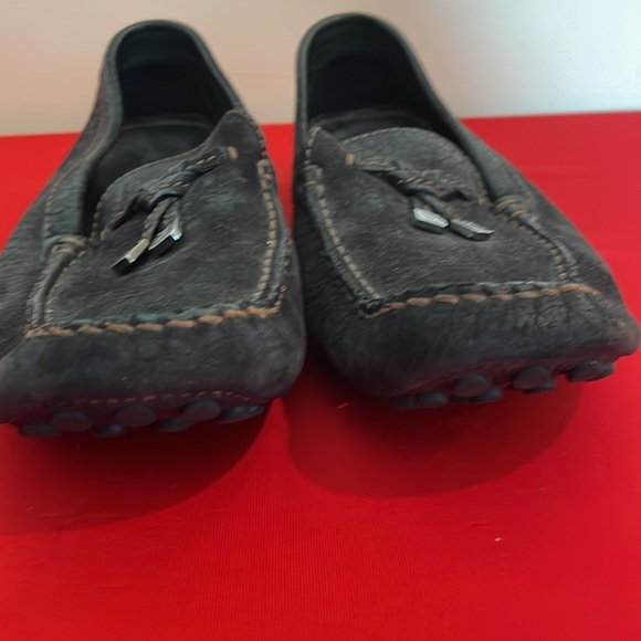 LOUIS VUITTON MENS’ TASSLE BLACK PEBBLED SUEDE DRIVING SHOE (8) - Picture 4 of 11
